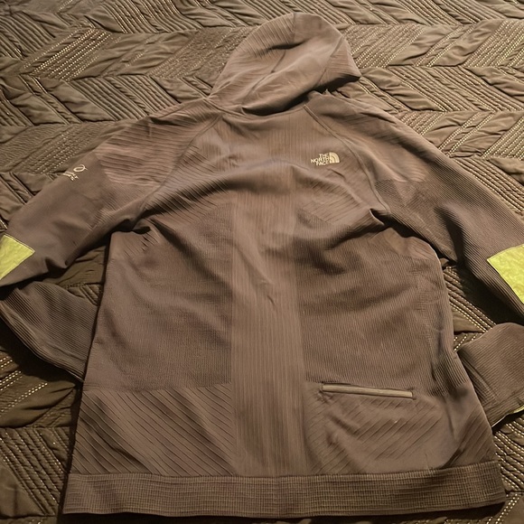 EUC - Men’s North Face Jacket - Picture 4 of 4